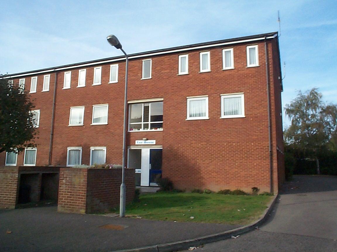CLOSE TO BLETCHLEY TOWN CENTRE. Two bedroom top floor flat that is ideally located close to the Bletchley Town Centre and the mainline railway station. The property is offered with vacant possession.